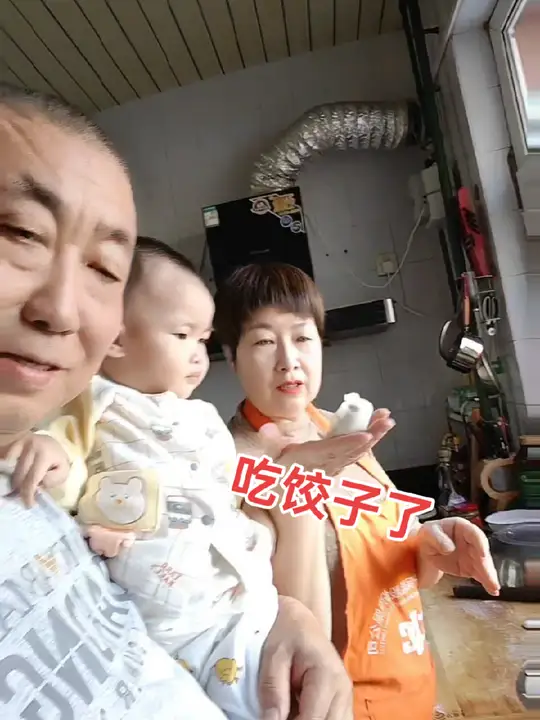 祖孙同厨包饺子温馨亲子日常好时光