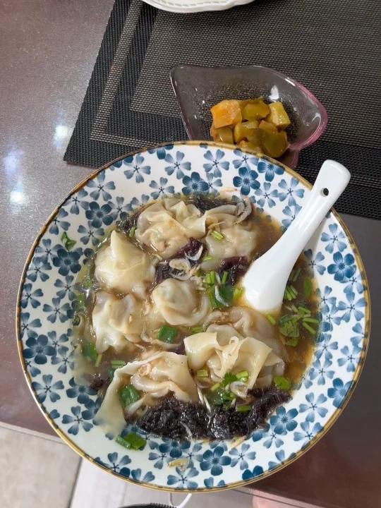 这个鲜虾馄饨馅儿 真的巨好吃 汤也超级鲜