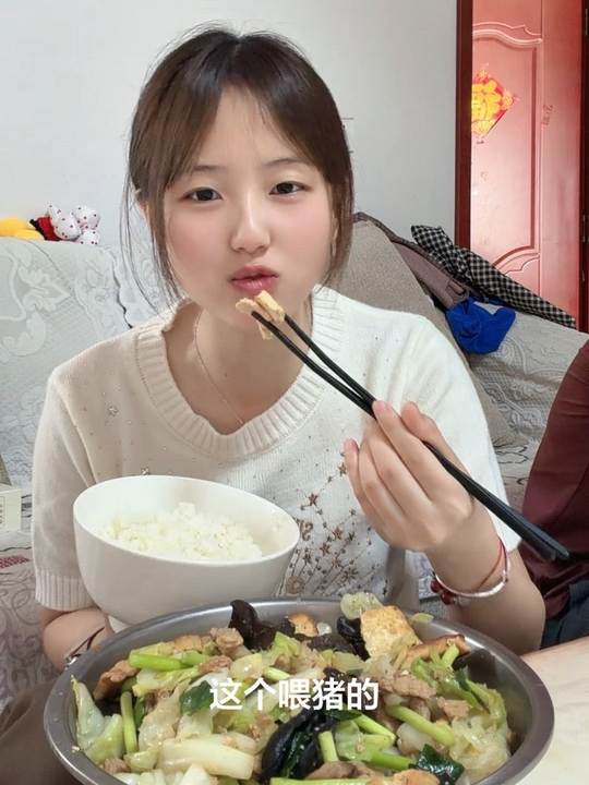今晚吃啥？来盘蒜苔大杂烩