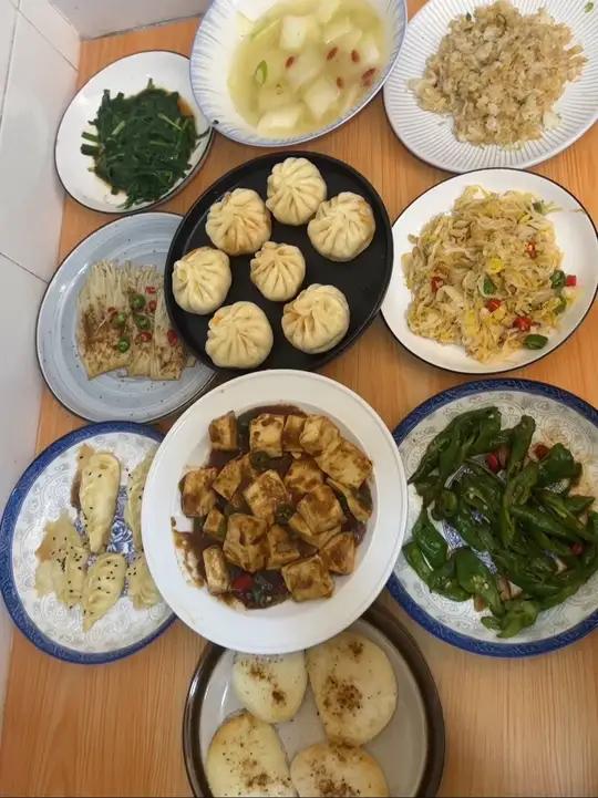 今天用五花肉做了九菜一汤,五花肉煎酸菜,辣椒炒肉五花肉煎饺 我的厨房日记学会快去试试吧美食