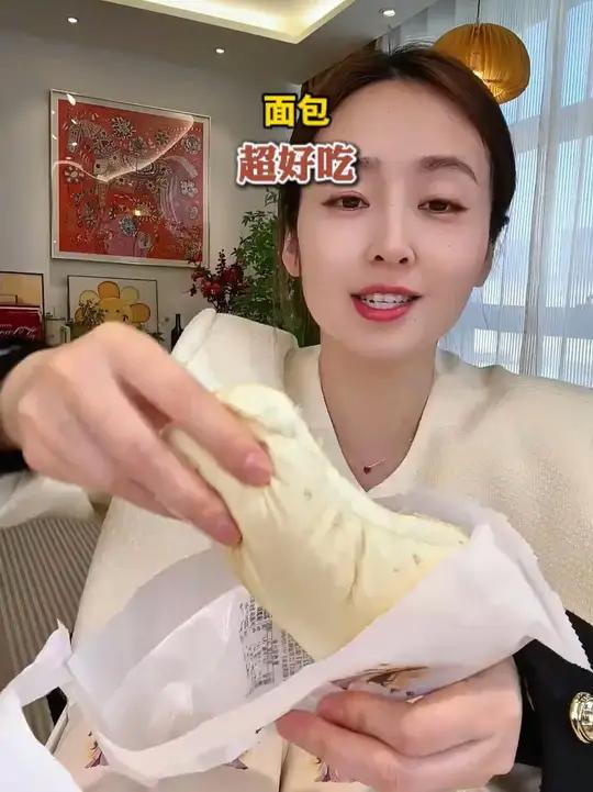 巨软巨嫩的白胖子八宝蒸面包,真的超好吃!用料特别足,里面满满的五谷杂粮和奶酪馅,软糯香甜当