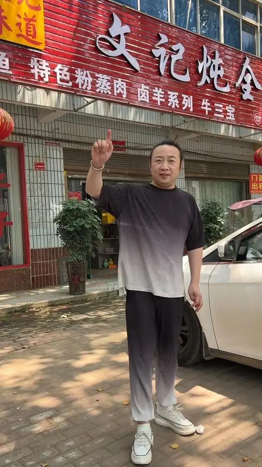 新野文记炖全羊主打：羊汤涮羊肉 牛三宝清汤涮锅 干锅风干鸡，柳坡蒸肉 卤甲鱼 羊蹄鸡