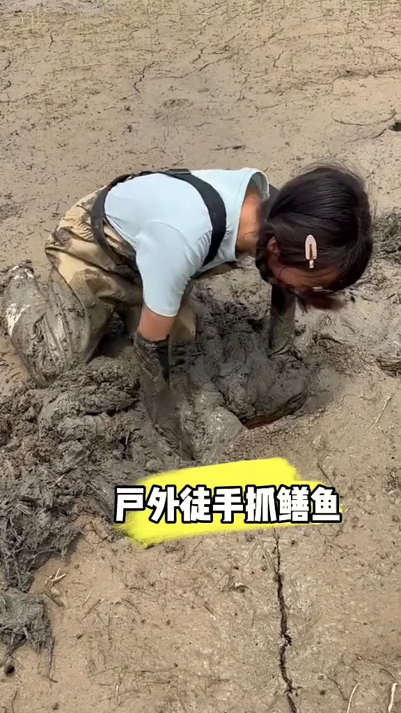 户外徒手抓鳝鱼记录生活 #真实户外 #户外抓鱼