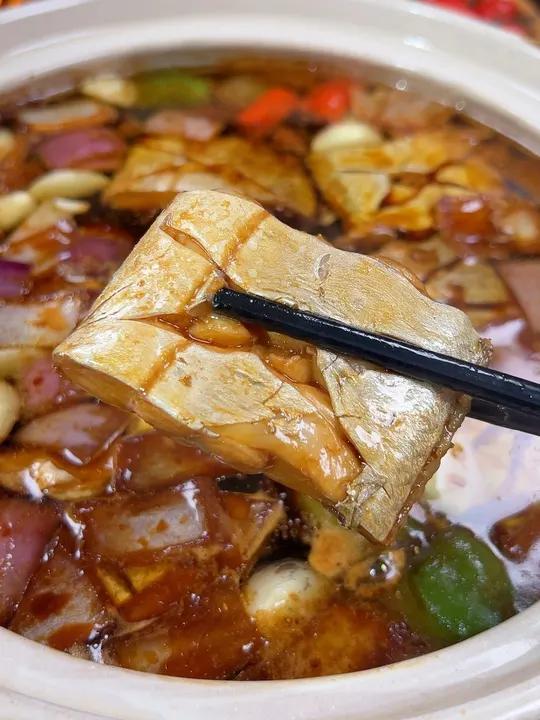 油浸带鱼 现在正是油带鱼最肥美的季节,以后买来别只会葱油或家烧了,试试我这个做法肉质鲜嫩又