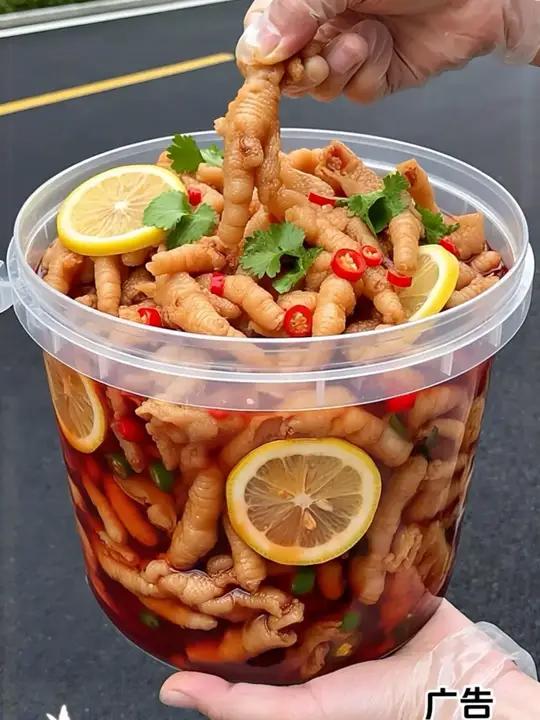 三只松鼠酸辣无骨鸡爪,这价到手一罐2斤装,好吃划算!料超足每一个个头肥美肉厚Q弹有嚼劲,酸