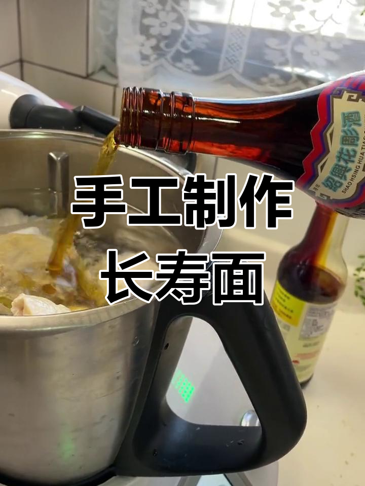 用20厘米擀面杖做虾籽鸡蛋手擀面