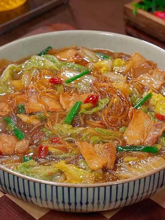 北方人冬天餐桌的经典家常菜，热乎乎的白菜猪肉炖粉条，配米饭配馒头都是好吃又下饭