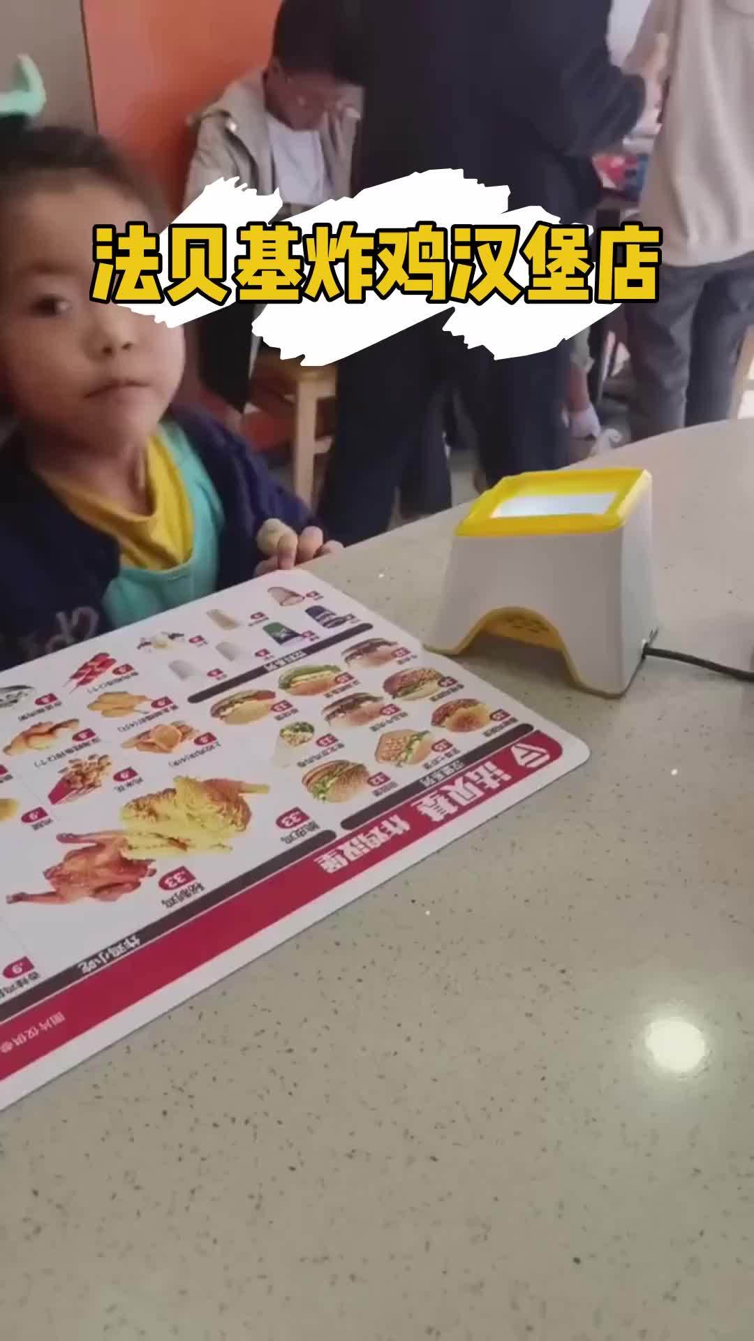 法贝基炸鸡汉堡店现推出法贝基鸡腿堡和牛肉堡双堡可乐单人套餐现价25元,原价34!口感丰富的