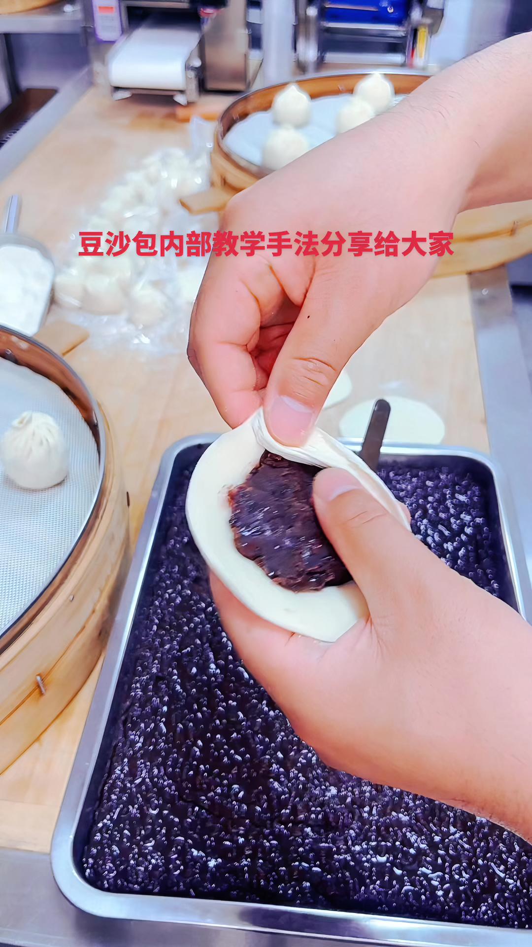 豆沙包内部教学手法分享给大家,面粉500克,酵母3克,改良剂2克,白糖10克,水260克 