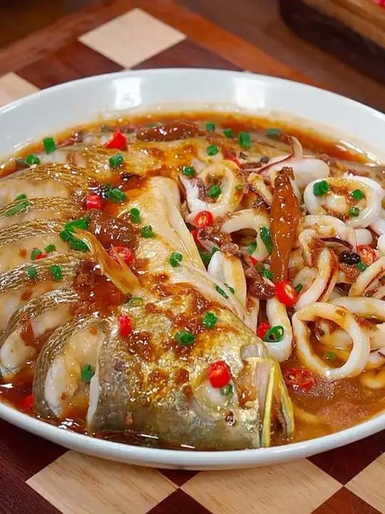 这是温州人年夜饭餐桌上很火的酱椒黄鱼的做法，酱香浓郁，鲜嫩又入味，特别的好吃