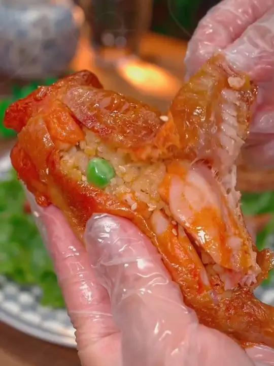 孩子爱吃鸡翅包饭,所以我家里备了这种半成品,营养方便还好吃鸡翅包饭空气炸锅美食妈呀太香了好