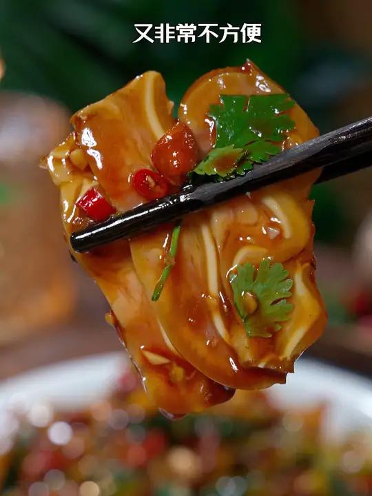 过年的餐桌上凉拌菜肯定少不了,家里还没凉拌汁的一定要备起来,用它拌各种荤素凉菜简单方便又好