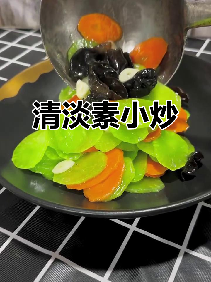 素炒菜轻松学,青笋木耳搭配调料翻炒出美味