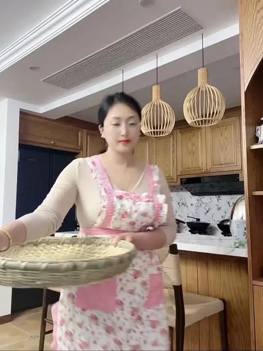 买到了新鲜的小黄瓜扭,做咸黄瓜咸菜配稀饭,馒头太下饭了 今天吃什么美食