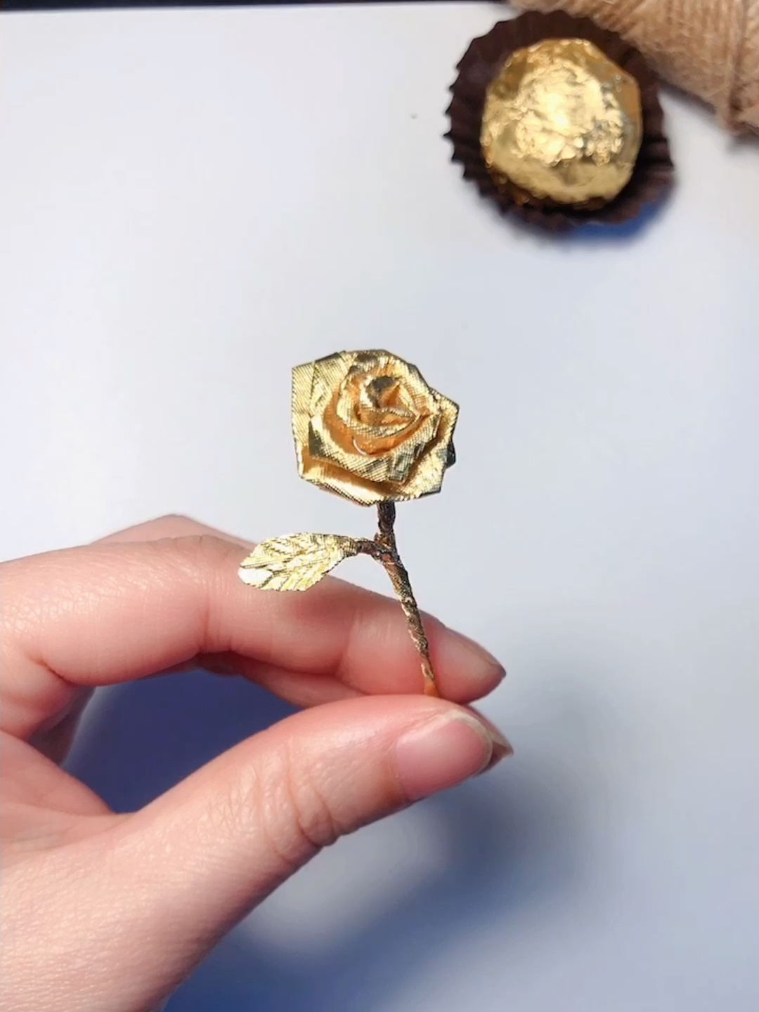 用巧克力纸折一朵玫瑰花吧～