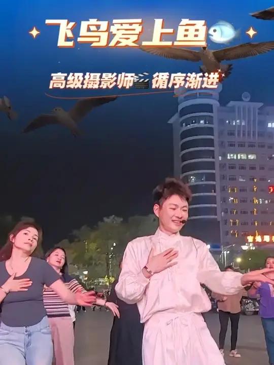 一只飞鸟与一条鱼,本是平行线的存在,却在命运的奇妙安排下,深深相恋。当羽翼邂逅鳞片,当云端