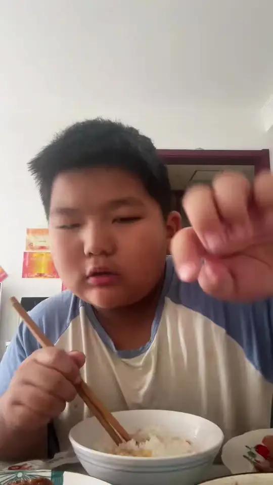 今天我给孩炒的尖椒干豆腐有护心肉有带鱼因为我老爸来了给做点好的吃