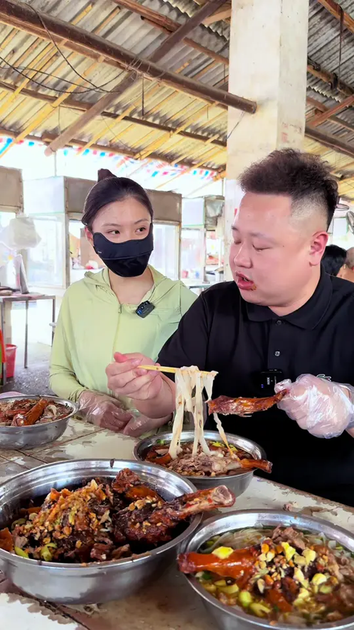 三都烧鸭粉名不虚传,三都烧鸭粉,地方特色小吃