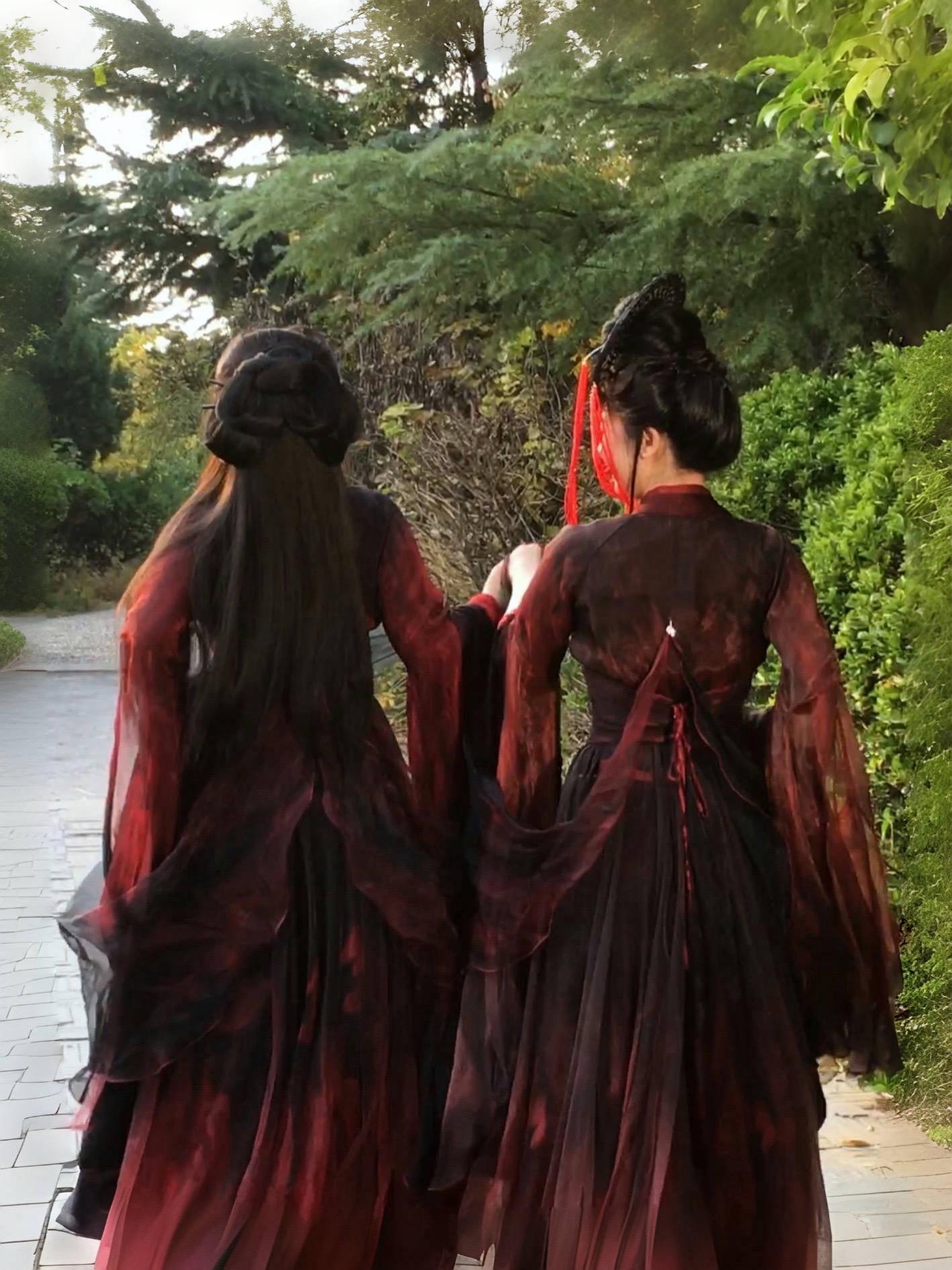 当我带两个阿若去拍照,就会得到……带两位阿若公主去公园拍照啦,秋日午后的阳光充足且柔和,正