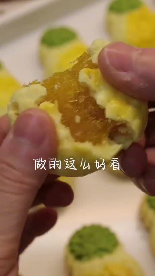 中式点心里的颜值天花板,凤梨酥,做法简单,金灿灿,黄澄澄,甜甜的馅料,拉丝又饱满~