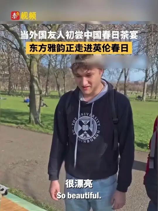 一位博主在英国摆了一席中国传统春日茶宴,着汉服,赏春花,品香茗。这一刻茶香、花香、点心香荟