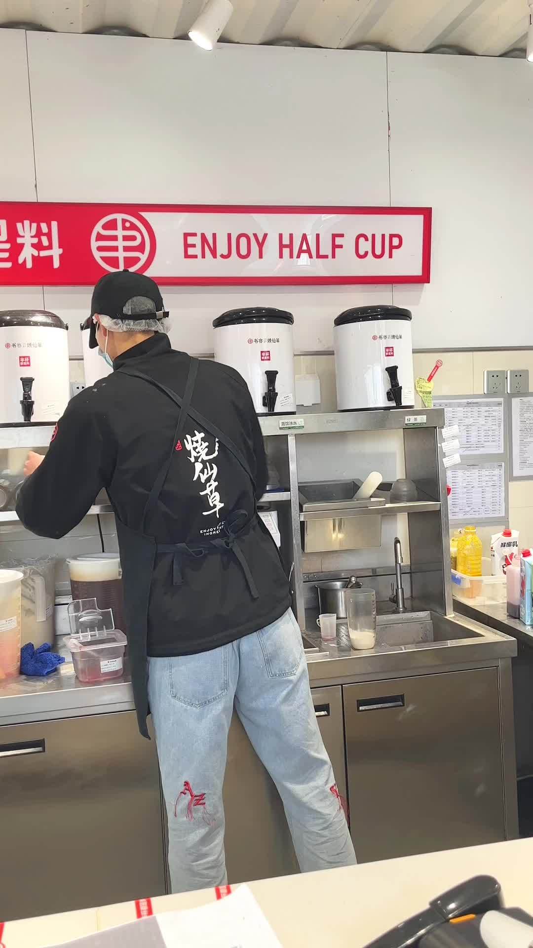 书亦烧仙草上新了 书亦植物基新茶饮 书亦烧仙草 这样喝解馋又解腻 养生仙女必喝奶茶