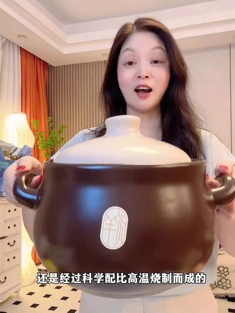 「康舒祥瑞陶瓷砂锅」明火耐热,煲汤炖菜一锅搞定!大容量设计,熬粥焖肉更尽兴。釉面光滑易清洗
