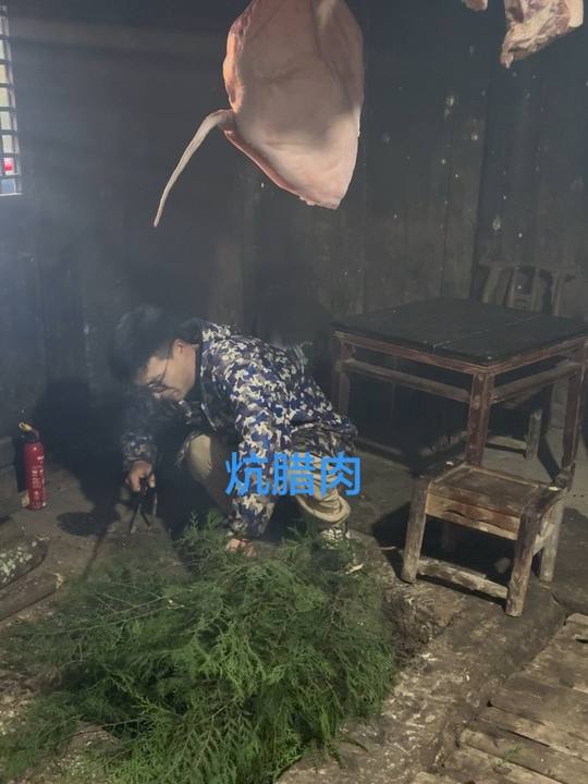 九零后农村炕腊肉，爷爷传的老手艺香到上头