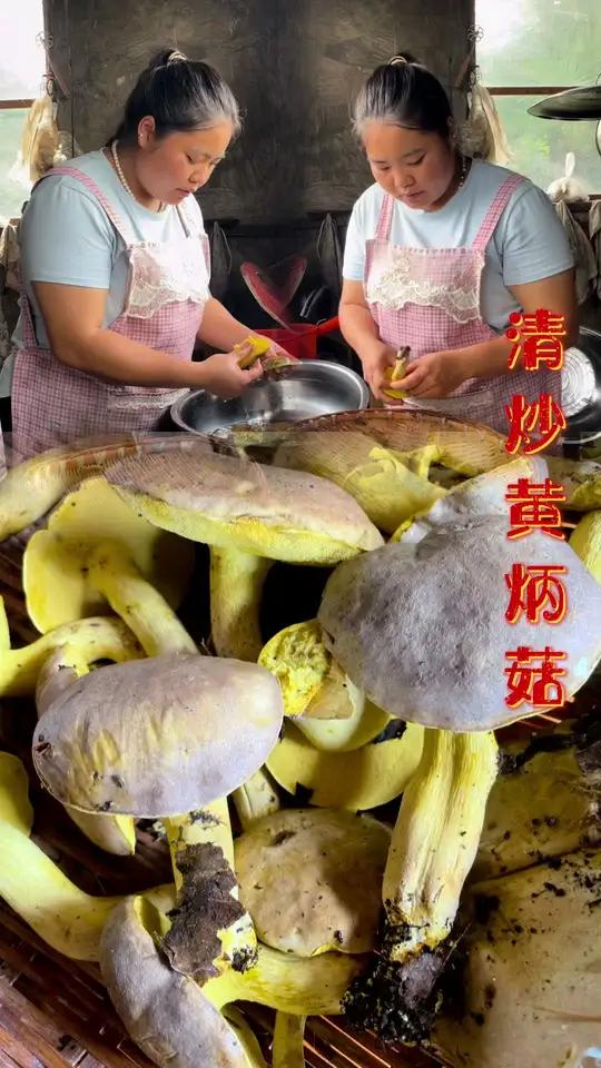 云南野生菌子 农村菌子源自大自然的馈赠,让人回味无穷垂涎欲滴,而用这些食材做成的农家菜更是