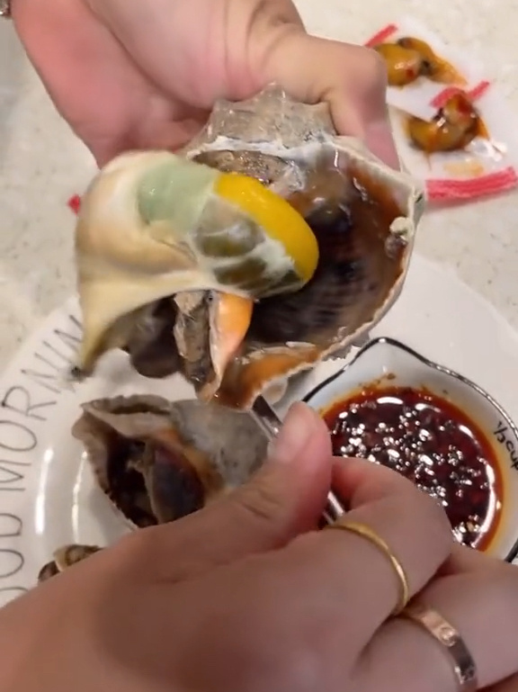 今天教大家海螺肉那里能吃那里不能吃