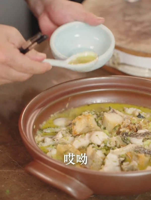 黑鱼不要只会烧酸菜鱼了,来试试宋大厨的咸鱼黑鱼煲吧!