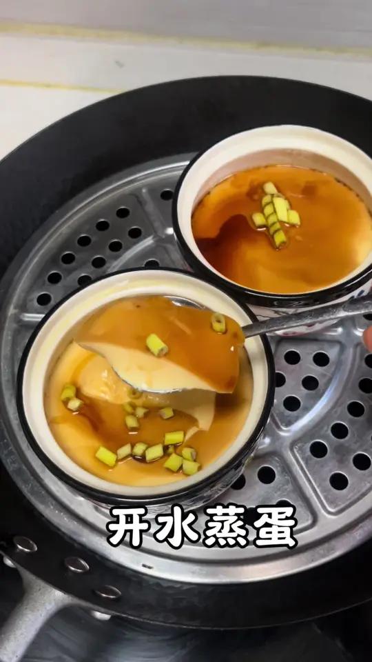 开水蒸蛋,0失败教程:2个鸡蛋+120毫升开水 倒开水后再搅拌,不会变成蛋花汤  水开后上