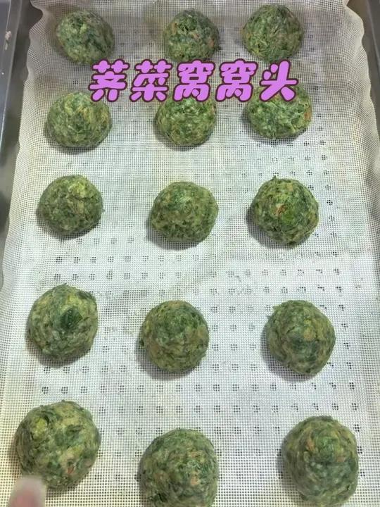 不用醒不用发面的荠菜窝窝,松软清香!低卡又健康!春天的第一口鲜咱也是安排上了荠菜窝窝头美食