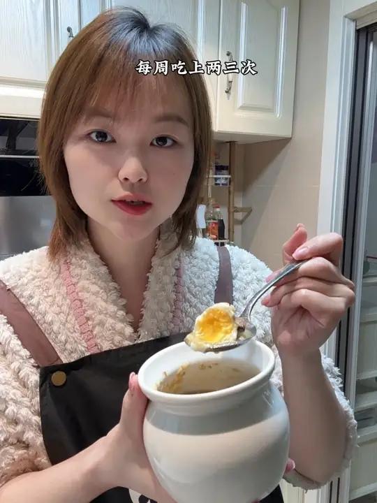 送完孩子感觉太冷了，到家就蒸了一罐醪糟红糖鸡蛋，女孩子不管多大年龄，都经常喝这碗汤，坚持一