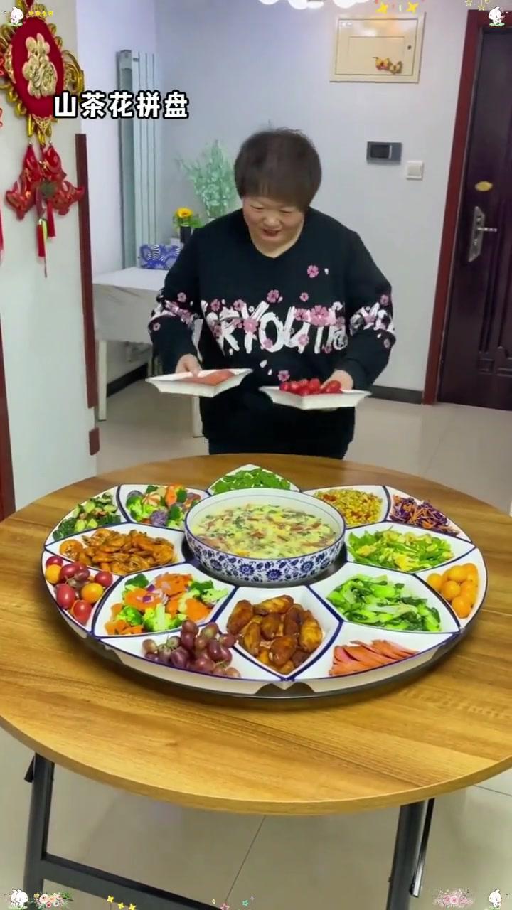 这款山茶花青花瓷六角拼盘,6个盘子再配一个汤盆,怎么摆都好看,可以放进烤箱微波炉加热,六角