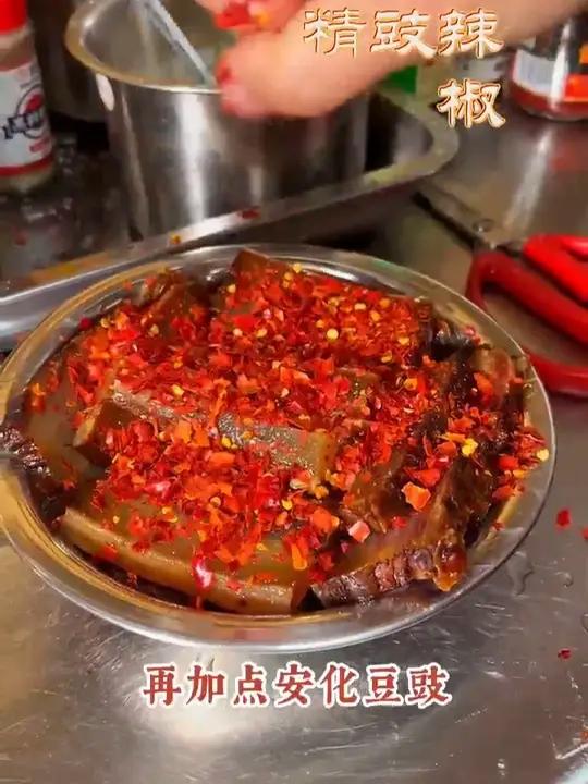 湖南安化湖湘肴纸包，采用黑猪五花肉，小火冷烟，高炕慢熏90天制作而成，做出来的腊肉真的太好