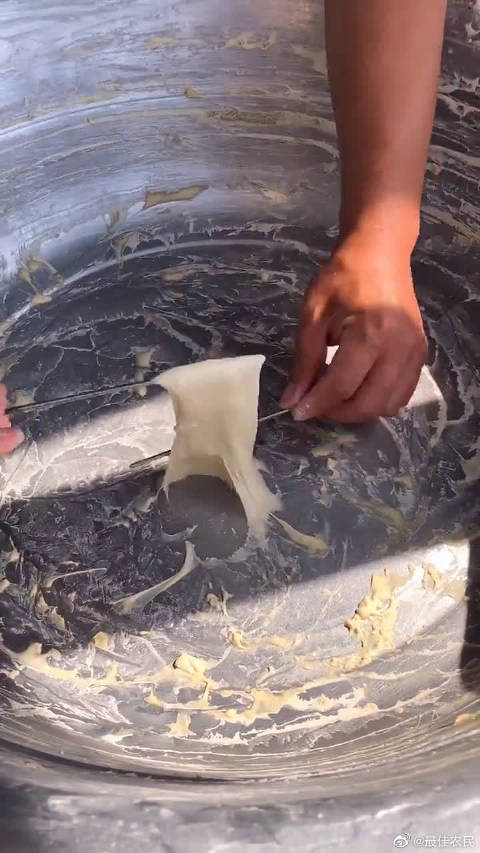 没一点技术含量都不敢做油条了,最后剩的一点面这样做,又长知识了!