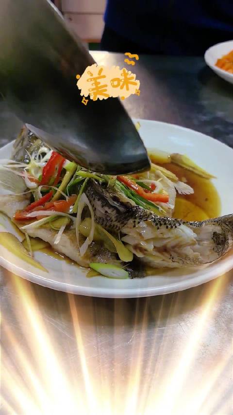 清蒸鲈鱼怎么做好吃?蓝朋友教你做这道菜,新鲜鲈鱼肉嫩鲜甜,清爽鲜甜无腥味~话说大家清蒸鲈鱼