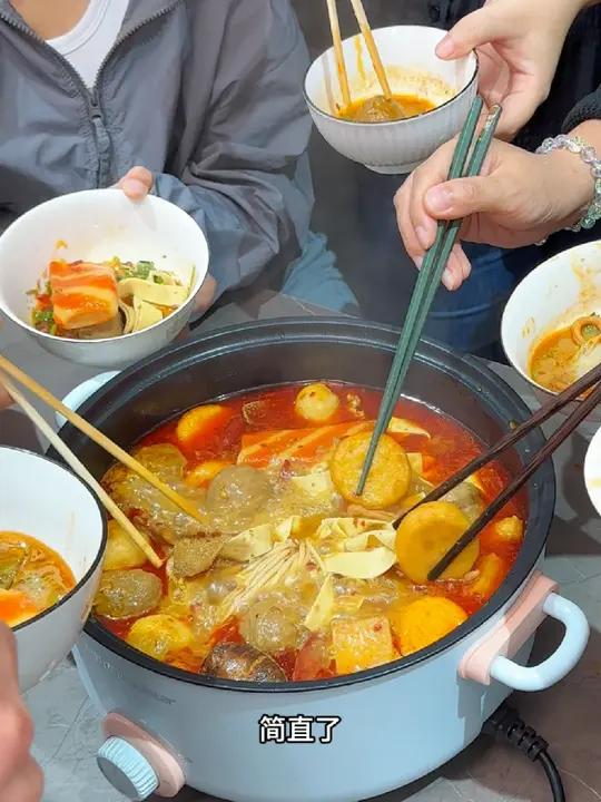 天冷了,就想吃点热乎的,快约上三五好友,吃上一顿火锅吧,太爽了!这一口火锅到底谁还没吃上啊