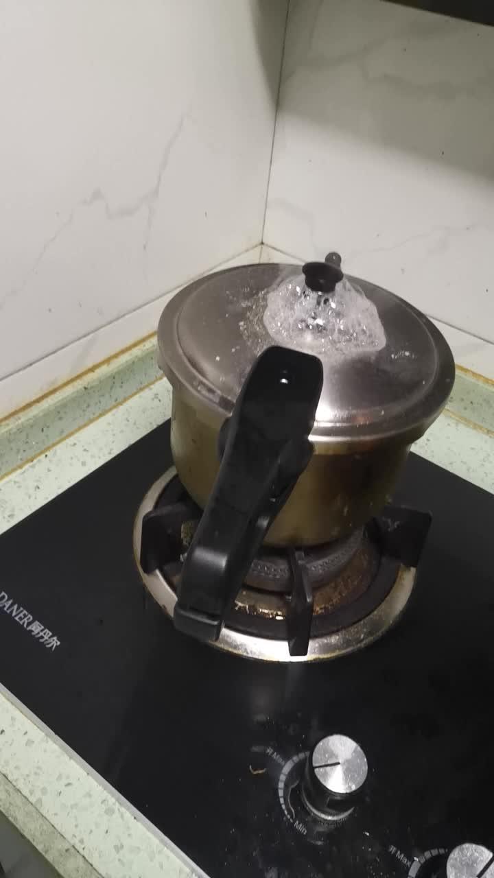 特别怕高压锅煮稀饭:高压阀转的快怕,不转也怕,不转了冒泡泡怕堵住爆炸,你们和我一样嘛?炸厨