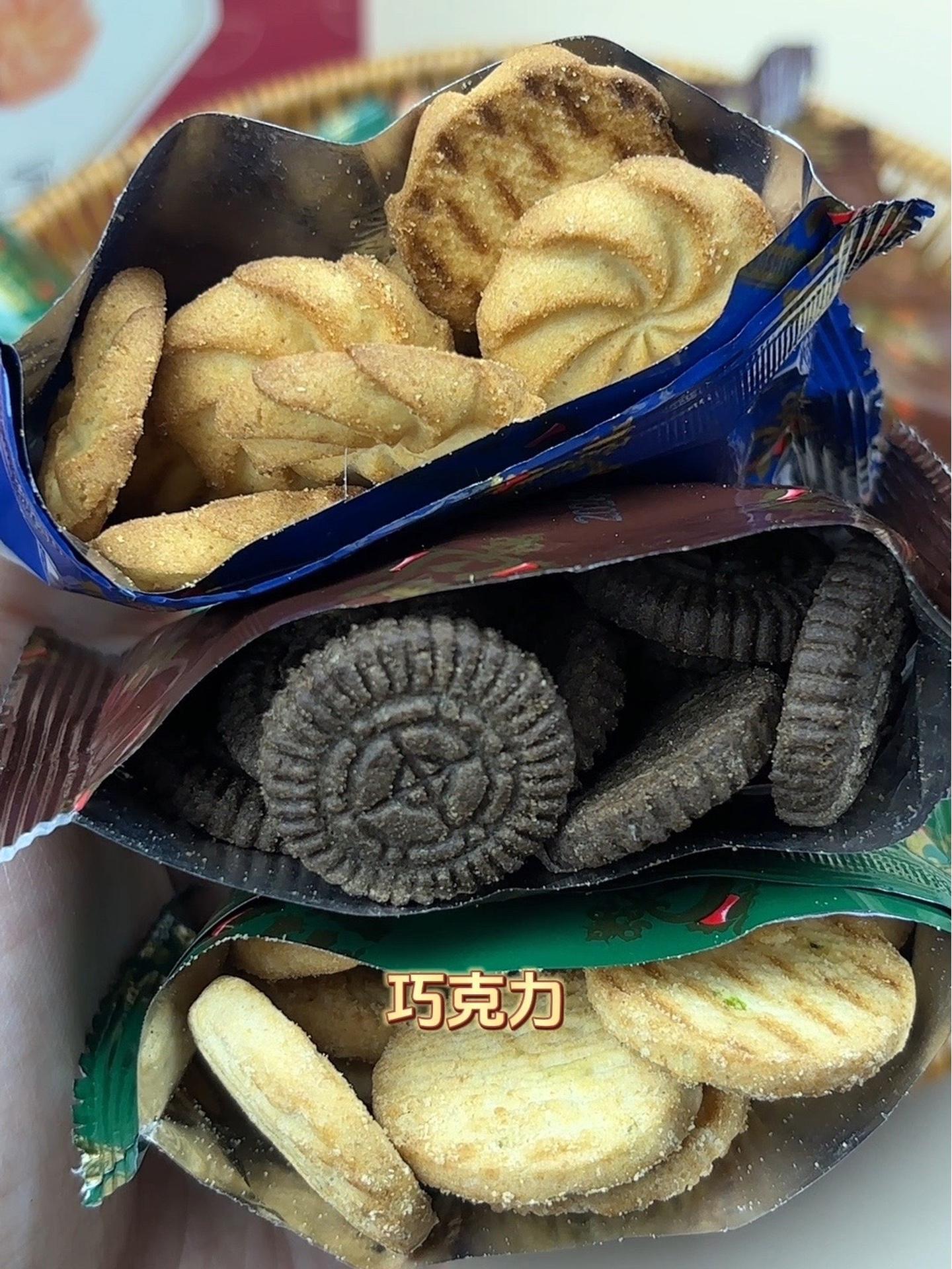 佬食仁皇冠曲奇饼干,便宜到我怀疑人生了,有奶香曲奇、巧克力曲奇、葱香曲奇三种口味,吃起来又