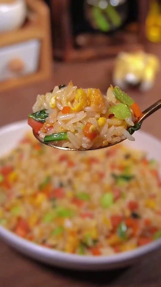 「青菜蛋炒饭」颗粒分明,鲜香味美,真的太好吃了~(c)