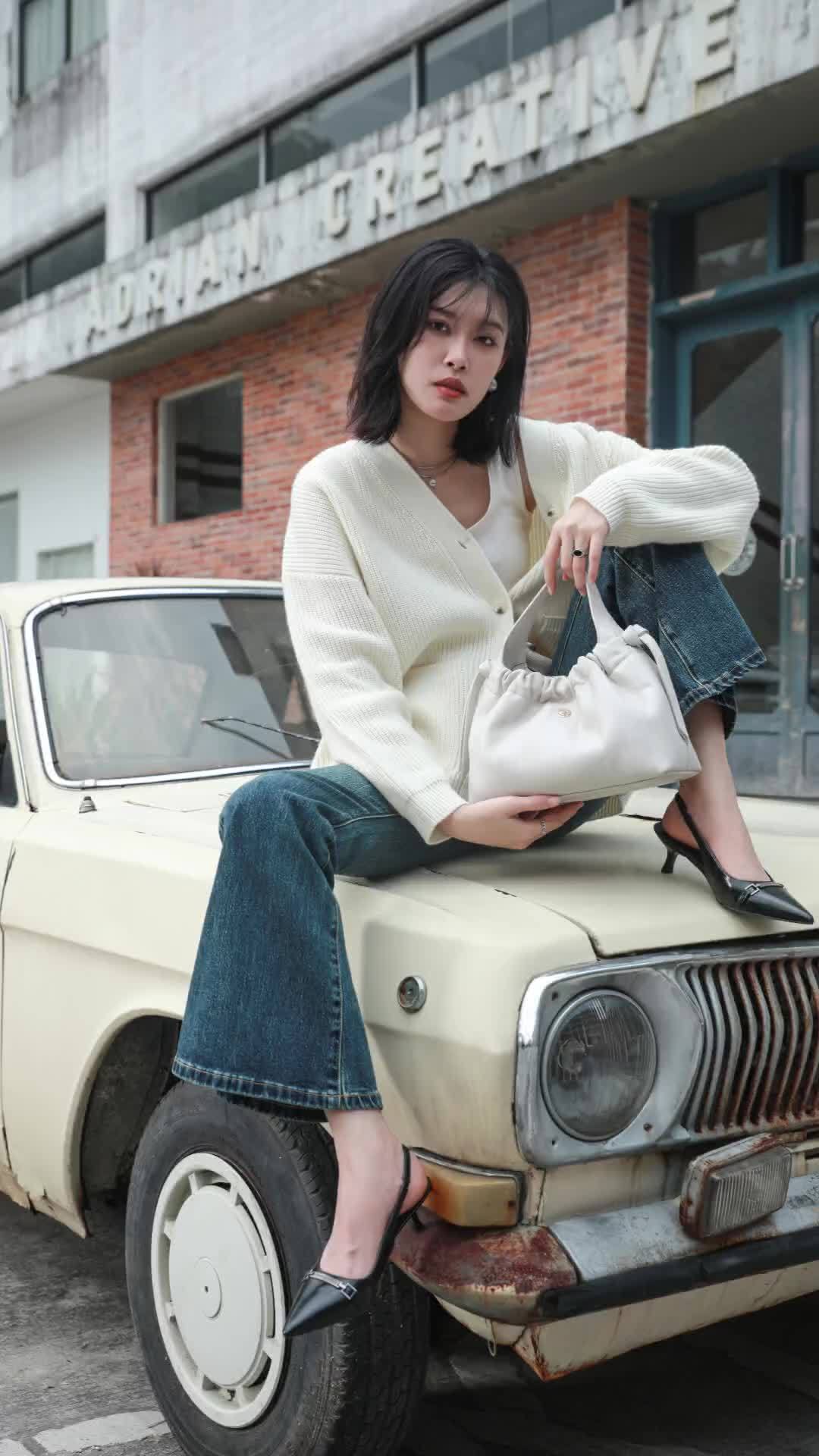 奶白鳄鱼纹︱手提包︱ 奶白鳄鱼纹手提包,时尚界的新宠儿!独特纹理彰显品味,奶白配色温柔又高