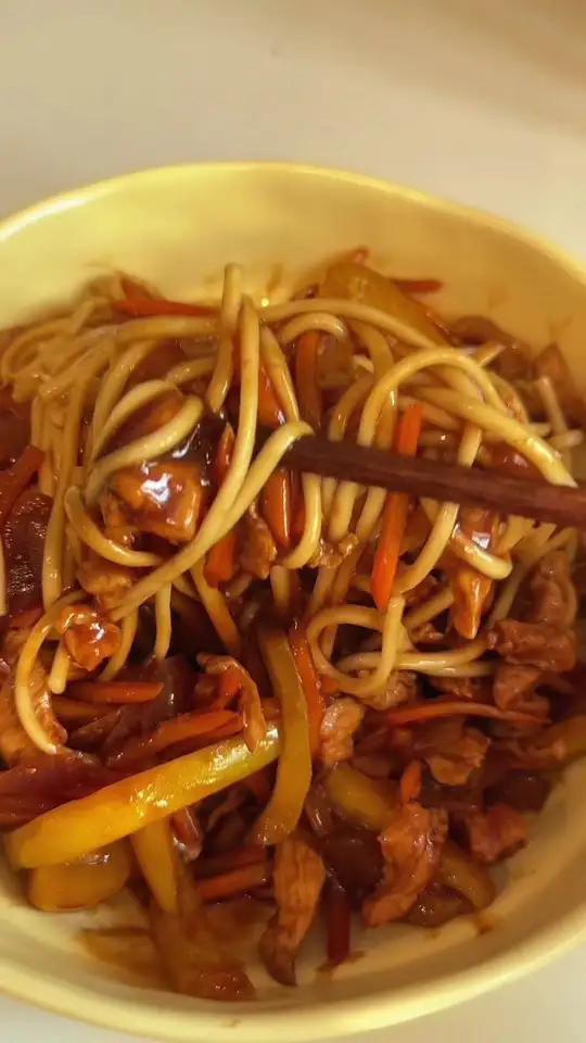 今天晚上吃的是鱼香肉丝面,热量很低的同时,还超级好吃