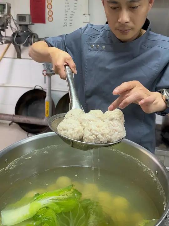 清汤狮子头 原料:肥6瘦4五花肉2斤 马蹄100g,鸡蛋1个 调味料:盐10g.鸡汁3g、