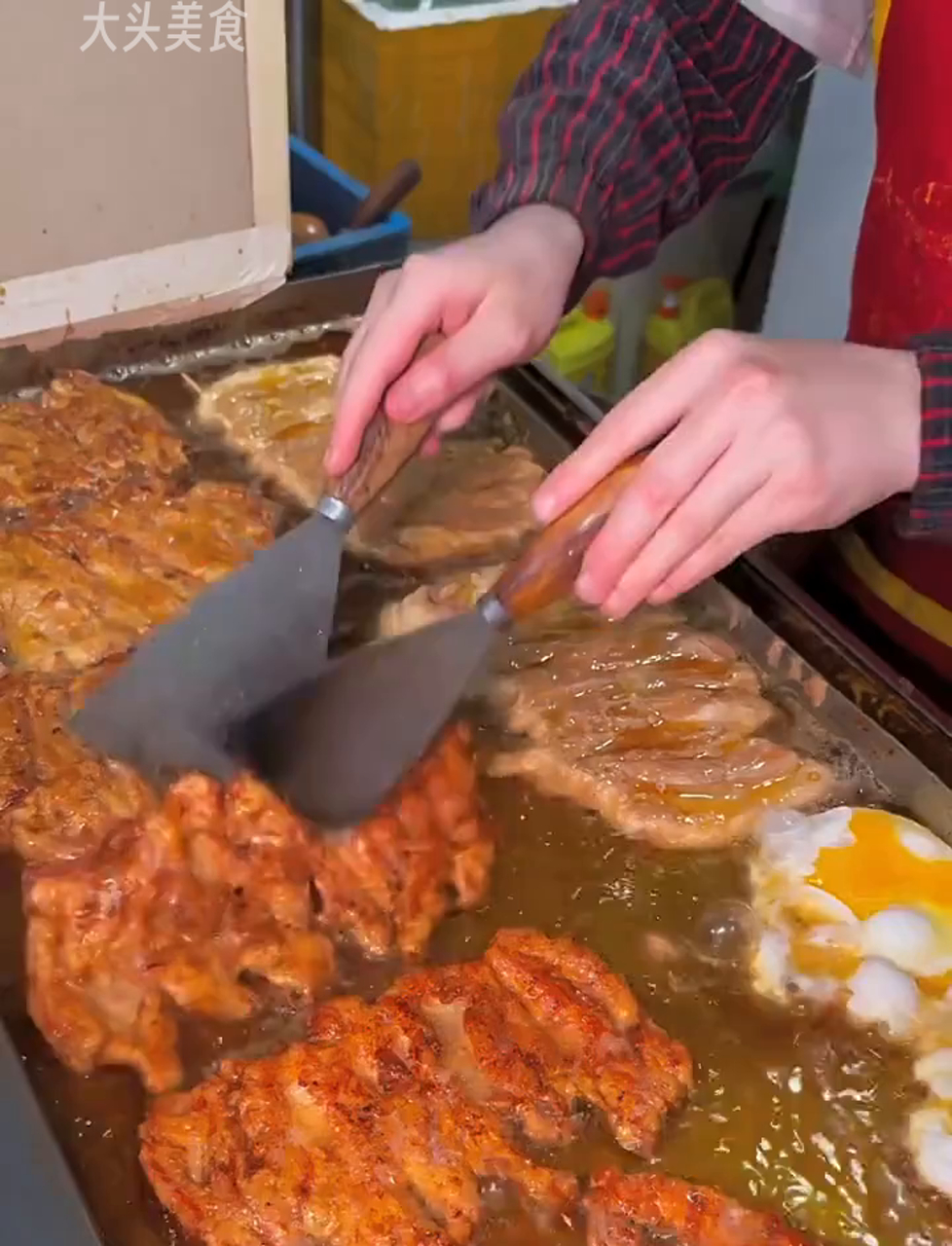 南京学校门口的巨型里脊肉夹馍,真香!