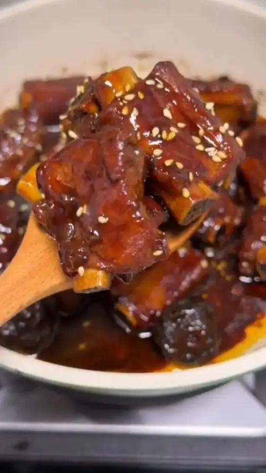 年夜饭餐桌上,最先吃光的一道菜,话梅排骨,做法简单,好吃到爆!创作灵感年夜饭美食教程 今日