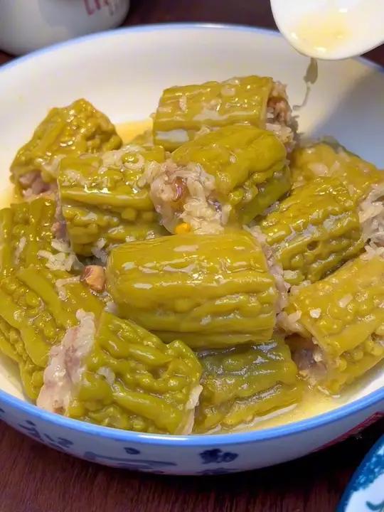 夏天来一碗广东人的酿苦瓜、清热解腻且特别好吃，一定要放糯米哦、这才正宗#苦瓜酿肉 #客家美