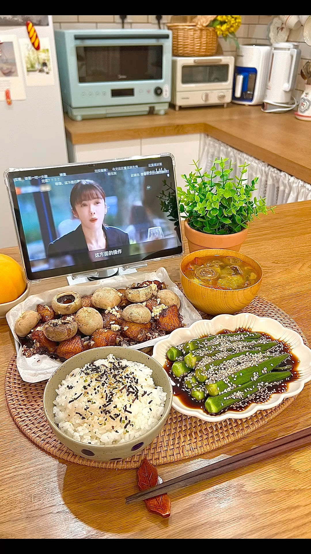 一人食:今天吃鸡翅烤口蘑,芝麻秋葵,包菜肉丸汤