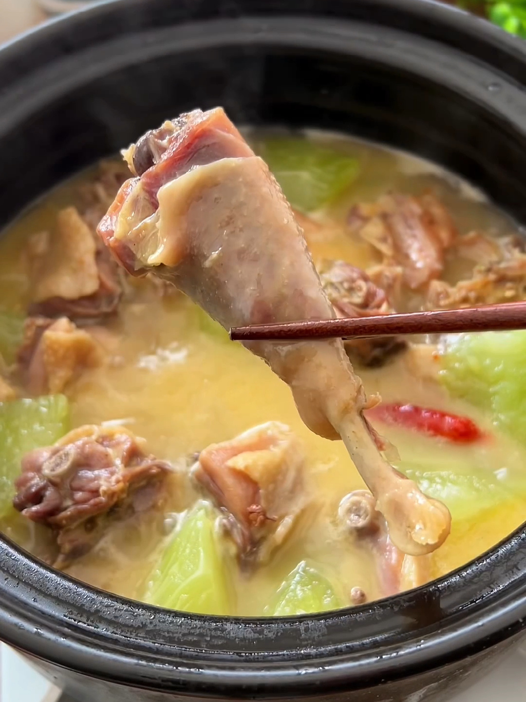 湖北人都爱吃的风干鸡炖莴笋,味道巴适的很!